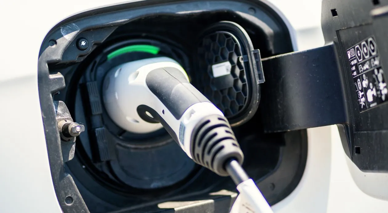 https://dhteemohy7ejo.cloudfront.net/web/blog/listado/39606-chery-blog-autos-hibridos-que-combustible-usan.webp